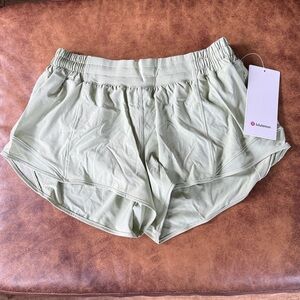 NWT Lululemon Hotty Hot Low Rise Lined Short 2.5” Sz 10 Honeydew Pale Green